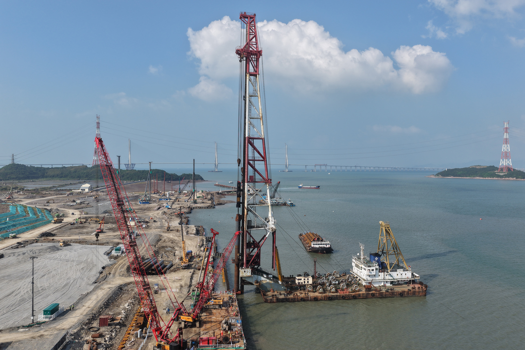 宁波舟山港六横港区佛渡作业区集装箱码头一期工程斜顶桩沉桩入海