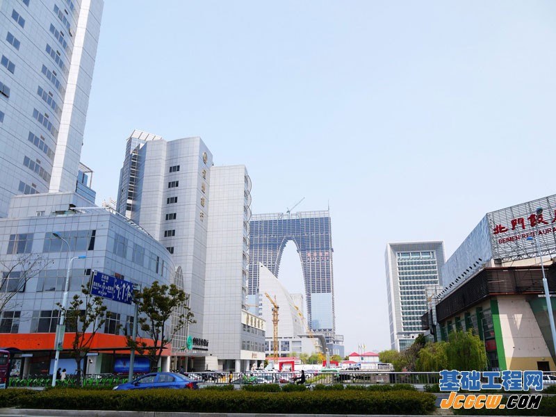 上海市东方之门幕墙施工现场