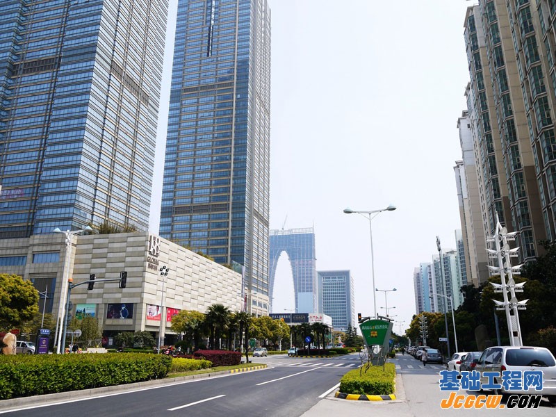 上海市东方之门幕墙施工现场