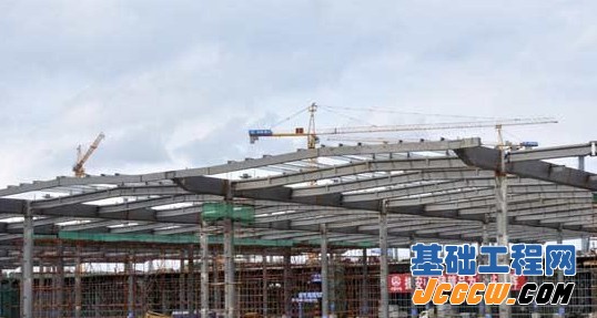 整个东站建筑支柱的28根钢柱也已经全部立起来