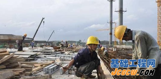 该工程建设的重点集中在高架候车层上，力争完成高架桥的全部结构