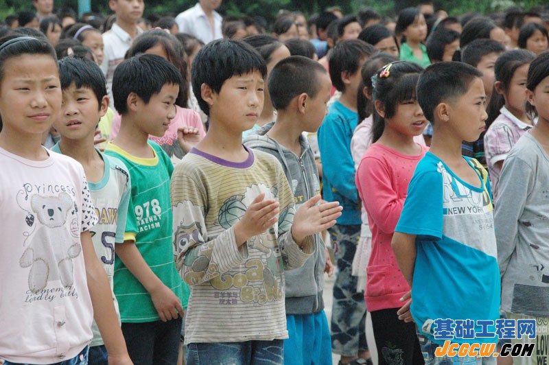 重庆市建筑业协会基础工程分会捐助彭水走马中心小学爱心活动