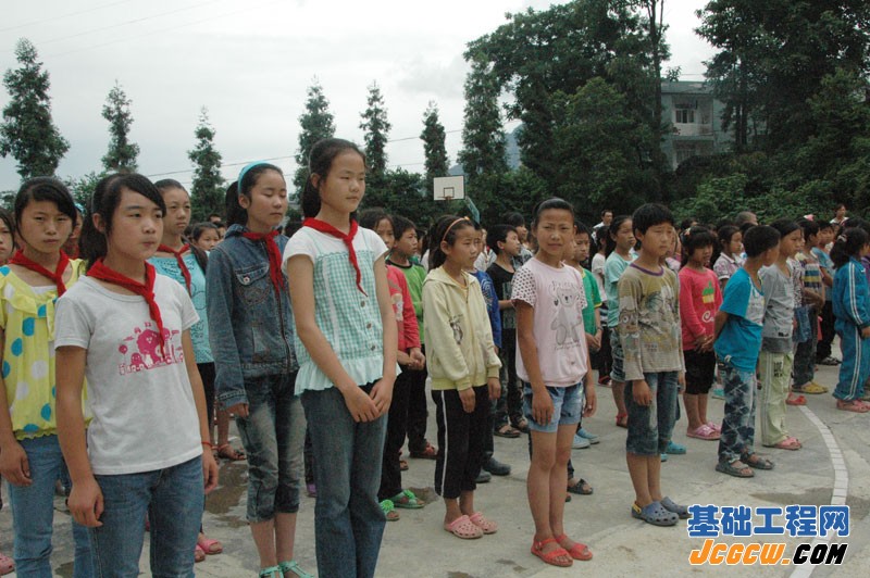 重庆市建筑业协会基础工程分会捐助彭水走马中心小学爱心活动
