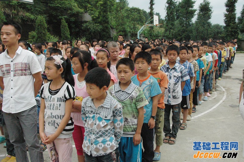 重庆市建筑业协会基础工程分会捐助彭水走马中心小学爱心活动