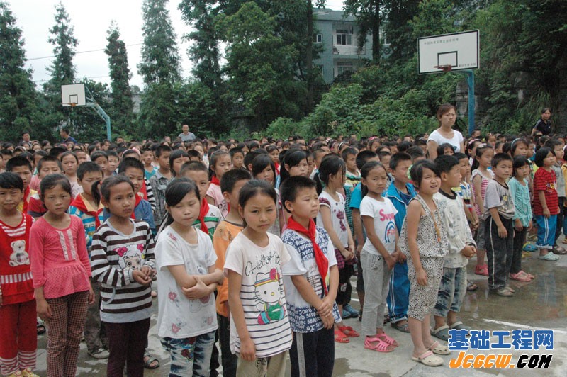重庆市建筑业协会基础工程分会捐助彭水走马中心小学爱心活动