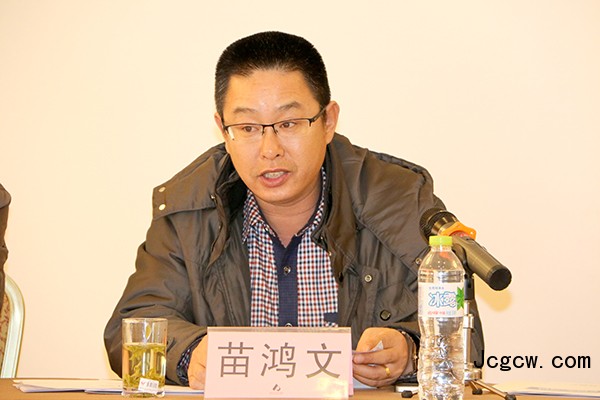 山东省地质探矿机械厂全液压螺杆桩机现场会