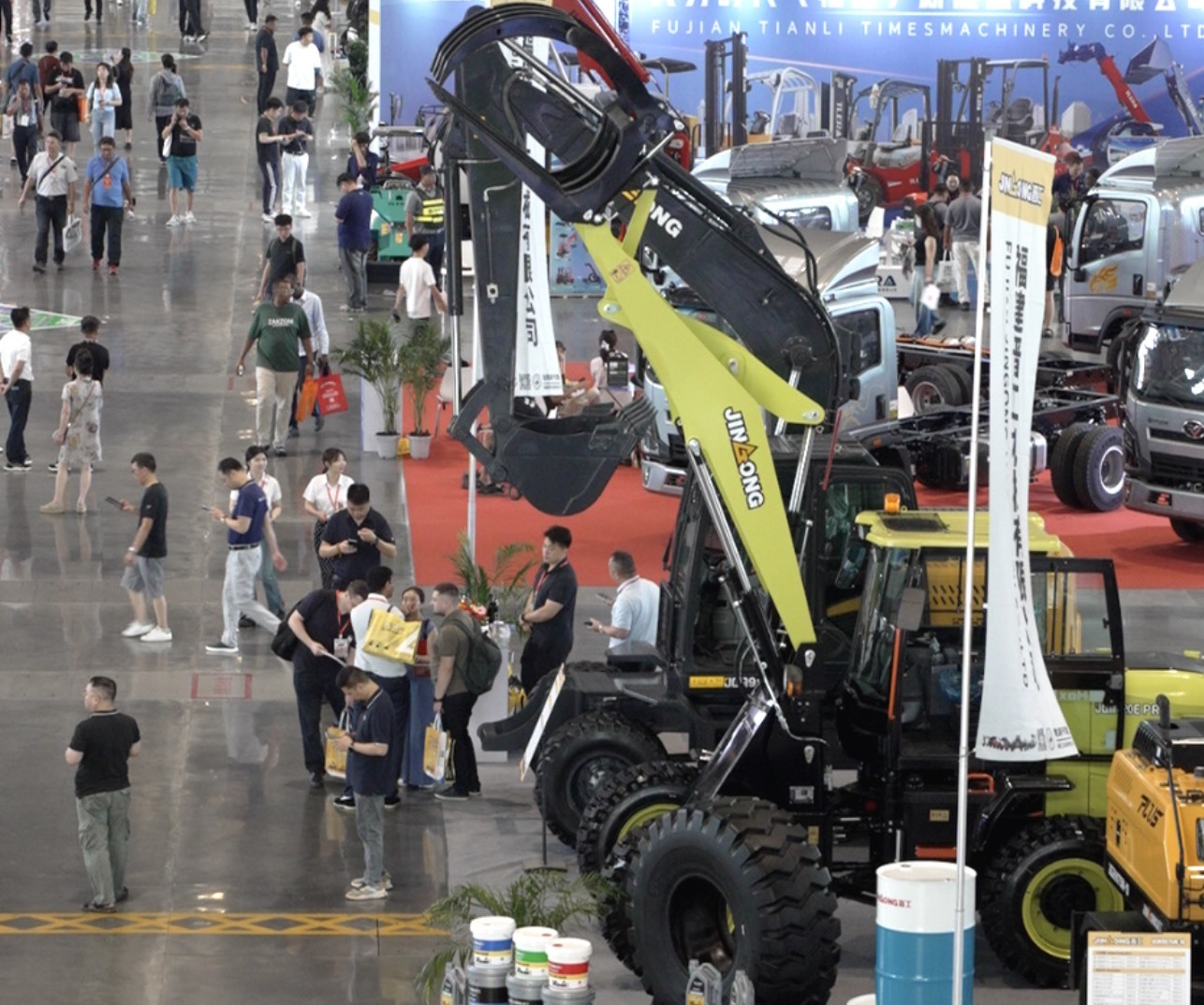 Jingong New Energy Electric Compact Loader Shines at Xiamen Machinery Exhibition, Defining New Standards for Future Compact Machinery Construction!